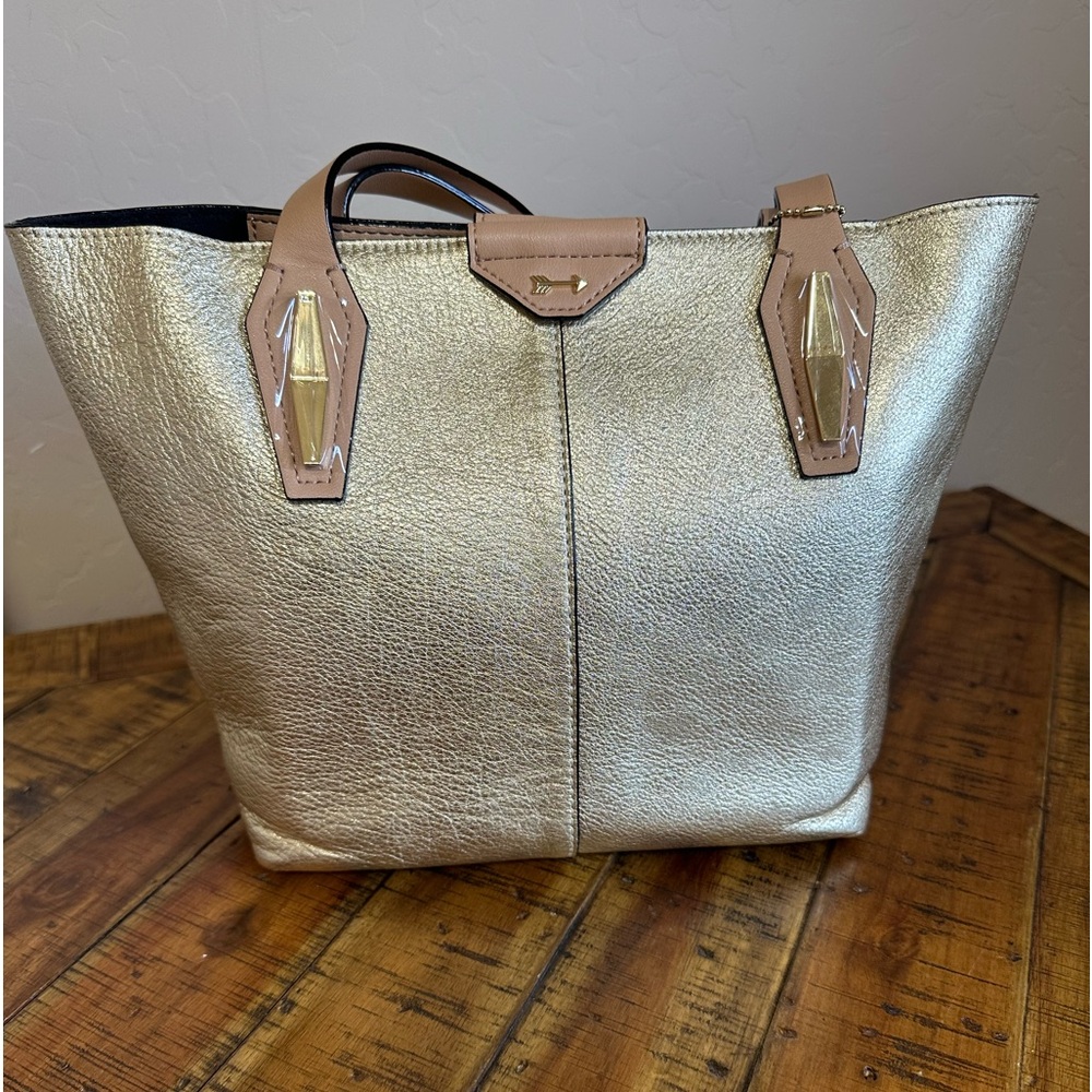 Very pretty gold Gianni Bini purse